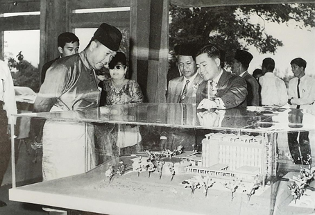 DYMM Sultan Salahuddin Abdul Aziz Shah sedang diberi penerangan tentang model bangunan Majlis Bandaran Klang yang baru pada 6 Januari 1964