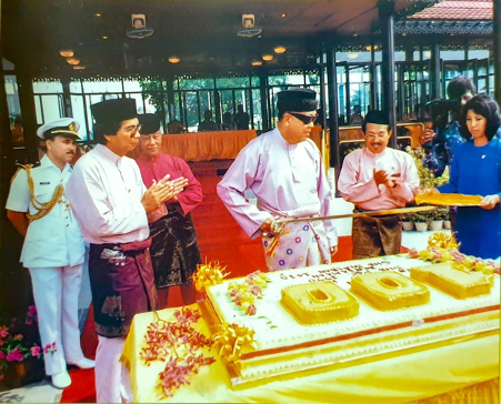 DYMM Sultan Salahuddin Abdul Aziz Shah Al-Haj ibni Almarhum Sultan Hisamuddin Alam Shah menyempurnakan Majlis Pelancaran Perayaan 100 Tahun Pentadbiran Klang di Istana Alam Shah pada hari Sabtu, 3 Mac 1990.