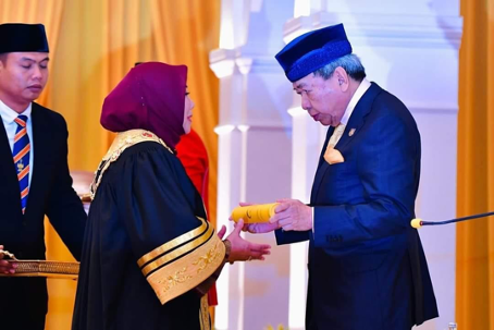 Sultan Selangor mengurniakan watikah pengisytiharan kepada Datuk Bandar Klang, YBhg. Datin Paduka Noraini Roslan
