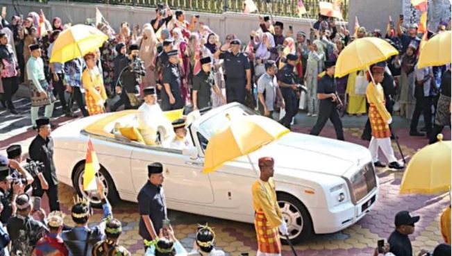 Ribuan saksikan istiadat pernikahan Tengku Amir hari ini - Cover Berita