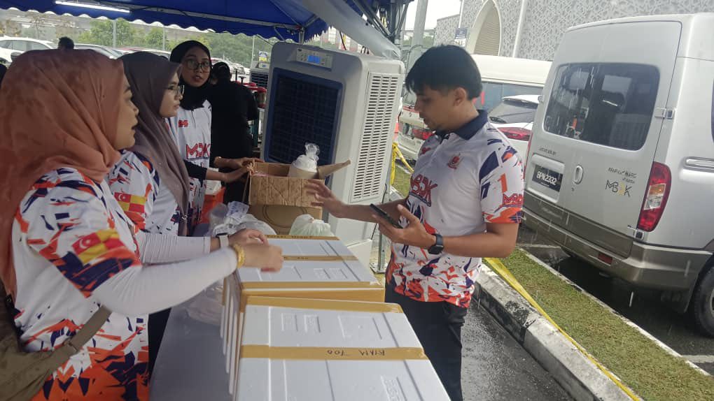 AGIHAN SUMBANGAN MAKANAN KERAJAAN NEGERI SELANGOR KEPADA MANGSA TRAGEDI LETUPAN KEBAKARAN DAN PETUGAS KESELAMATAN DI PUTRA HEIGHTS 