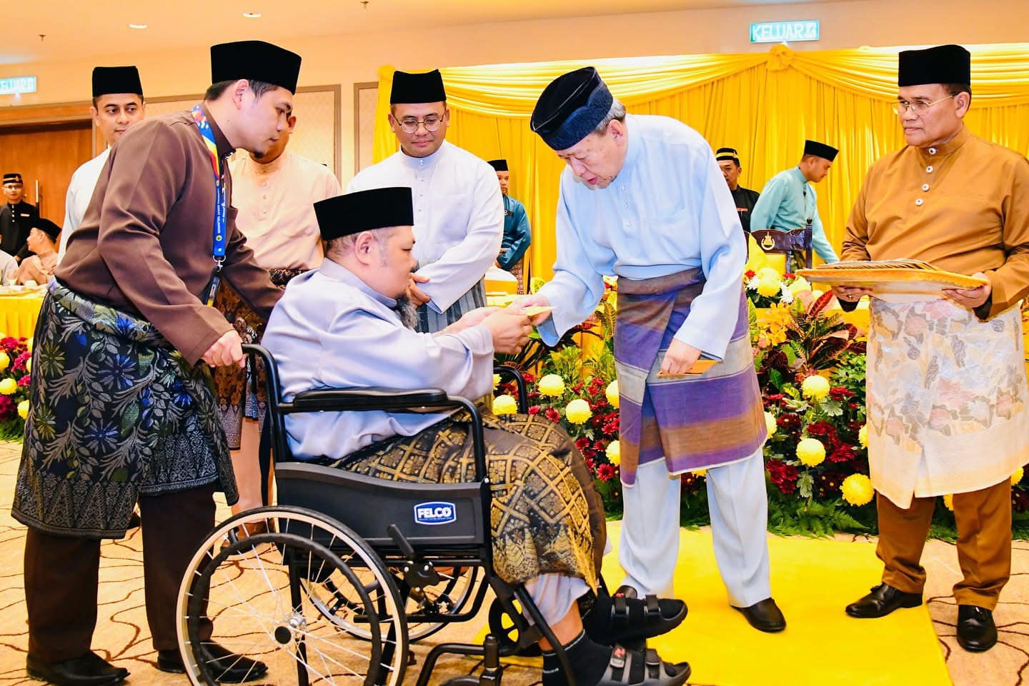 DYMM SULTAN SELANGOR SULTAN SHARAFUDDIN IDRIS SHAH ALHAJ BERKENAN MENERIMA BAYARAN ZAKAT LEBIH RM13 JUTA DARIPADA ENAM ANAK SYARIKAT KERAJAAN NEGERI SELANGOR