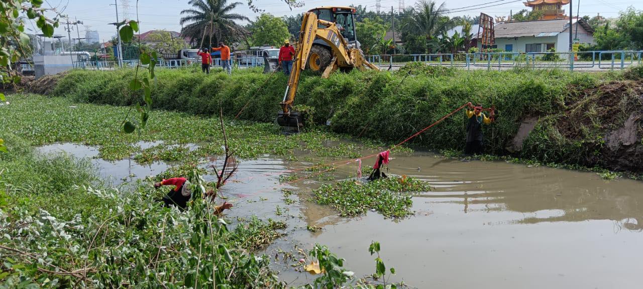 KERJA-KERJA PEMBERSIHAN KOLAM TADAHAN TAMAN MAZNAH 