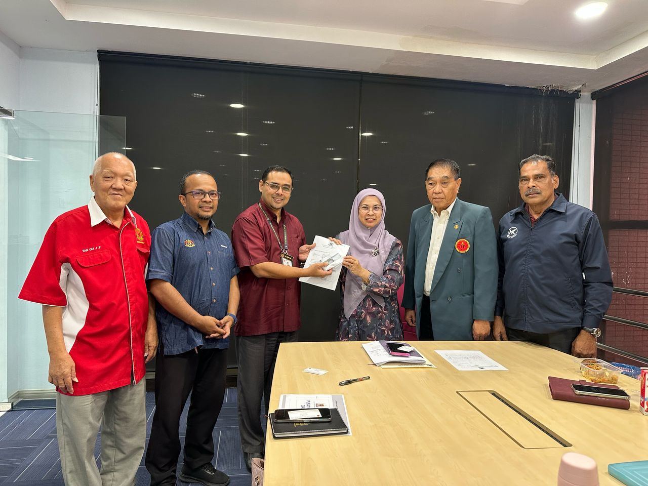 MAJLIS SIMBOLIK PENYERAHAN KUNCI UNIT KEDAI PLAZA MPK NO. 2-6 KEPADA JABATAN KOMUNIKASI KORPORAT