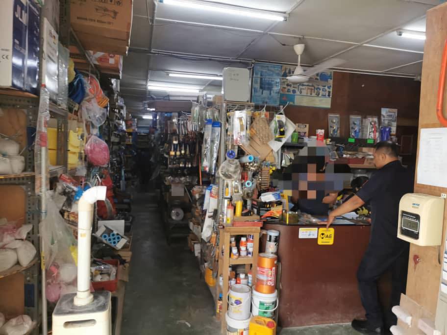 OPERASI PENGUATKUASAAN ADUAN LORI KELUAR MASUK DI KAWASAN KAMPUNG (PREMIS 'HARDWARE')