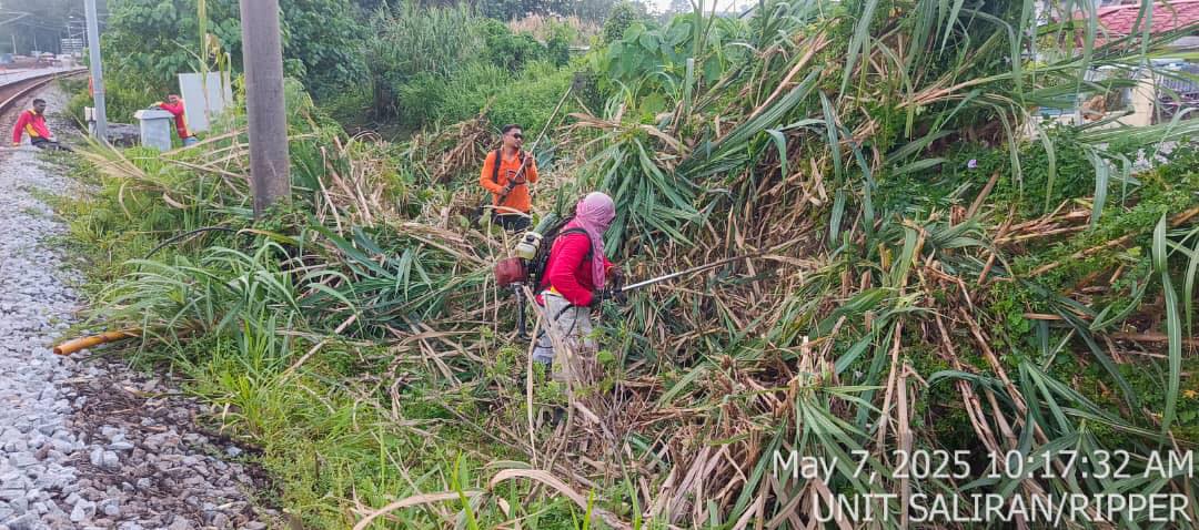 KERJA-KERJA PEMBERSIHAN PARIT DI JALAN EMAS,TAMAN MELAWIS JABATAN PERKHIDMATAN PERSEKITARAN MBDK