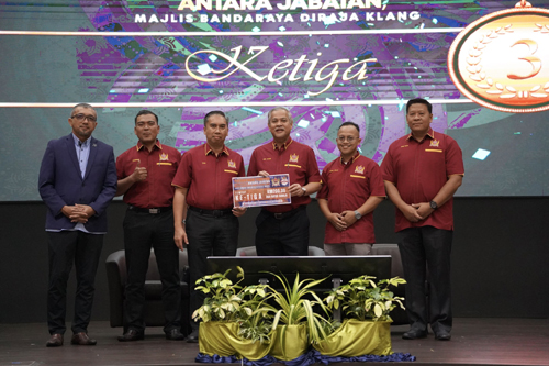 DATUK BANDAR MBDK, YBHG. DATO' ABD. HAMID HUSSAIN MENYAMPAIKAN PIALA KEPADA PARA PEMENANG KEJOHANAN SUKAN PING-PONG ANTARA JABATAN ANJURAN KELAB SUKAN & SOSIAL MBDK
