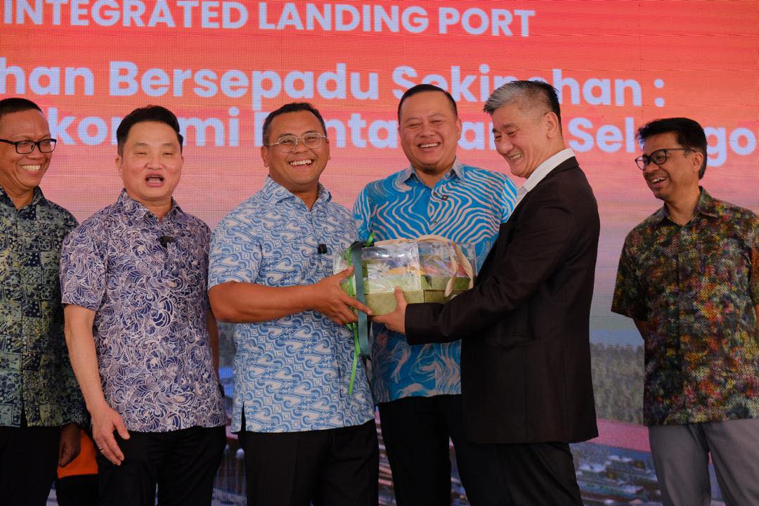 PELUNCURAN PEMBANGUNAN FASA PERTAMA KOMPLEKS PENDARATAN HASIL LAUT SEKINCHAN