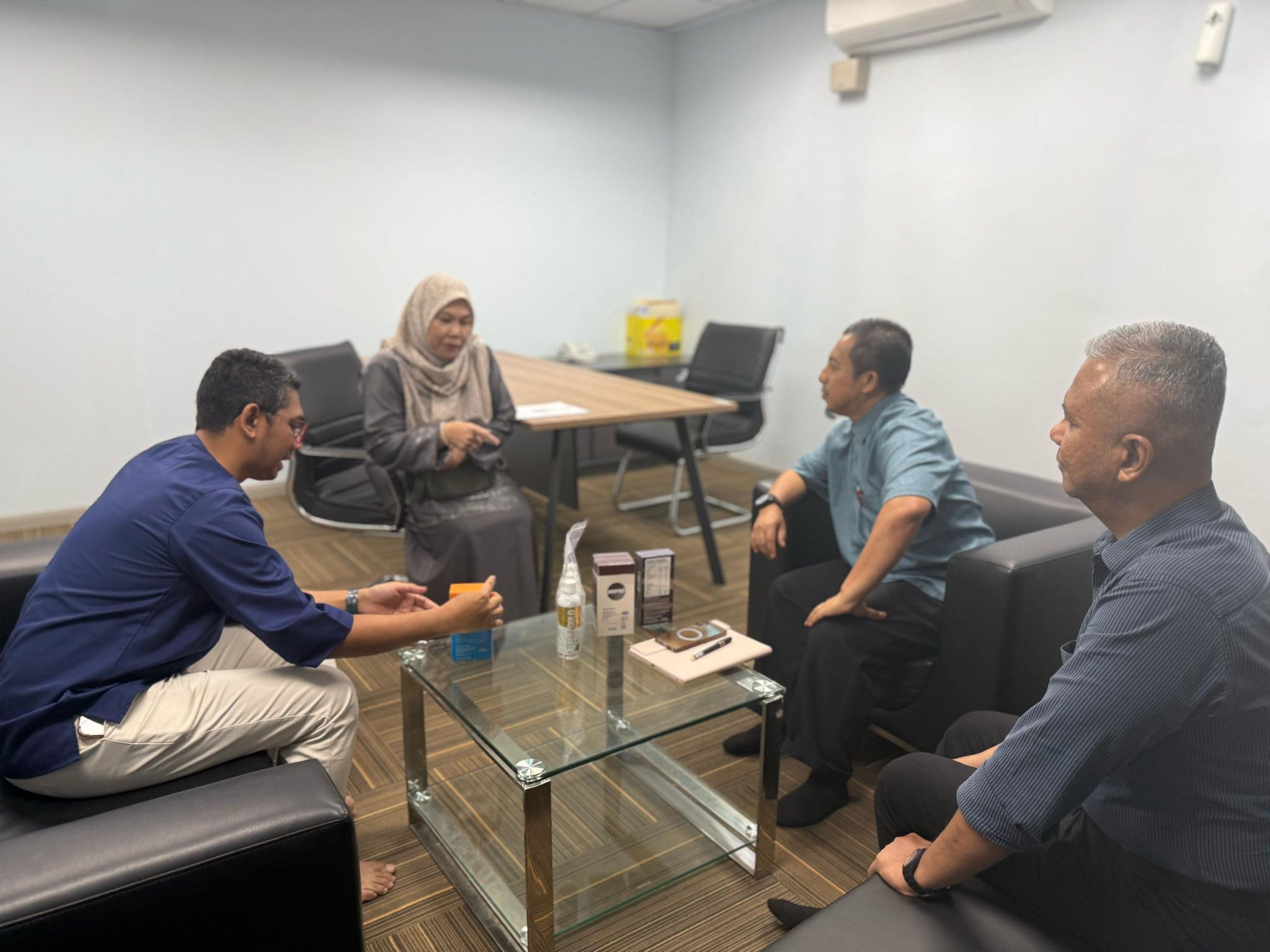 SESI PENYERAHAN PRODUK USAHAWAN MAJLIS BANDARAYA KLANG DALAM MEMPROMOSIKAN USAHAWAN SELANGOR DI MALAYSIA FAIR 2025, OSAKA, JAPAN