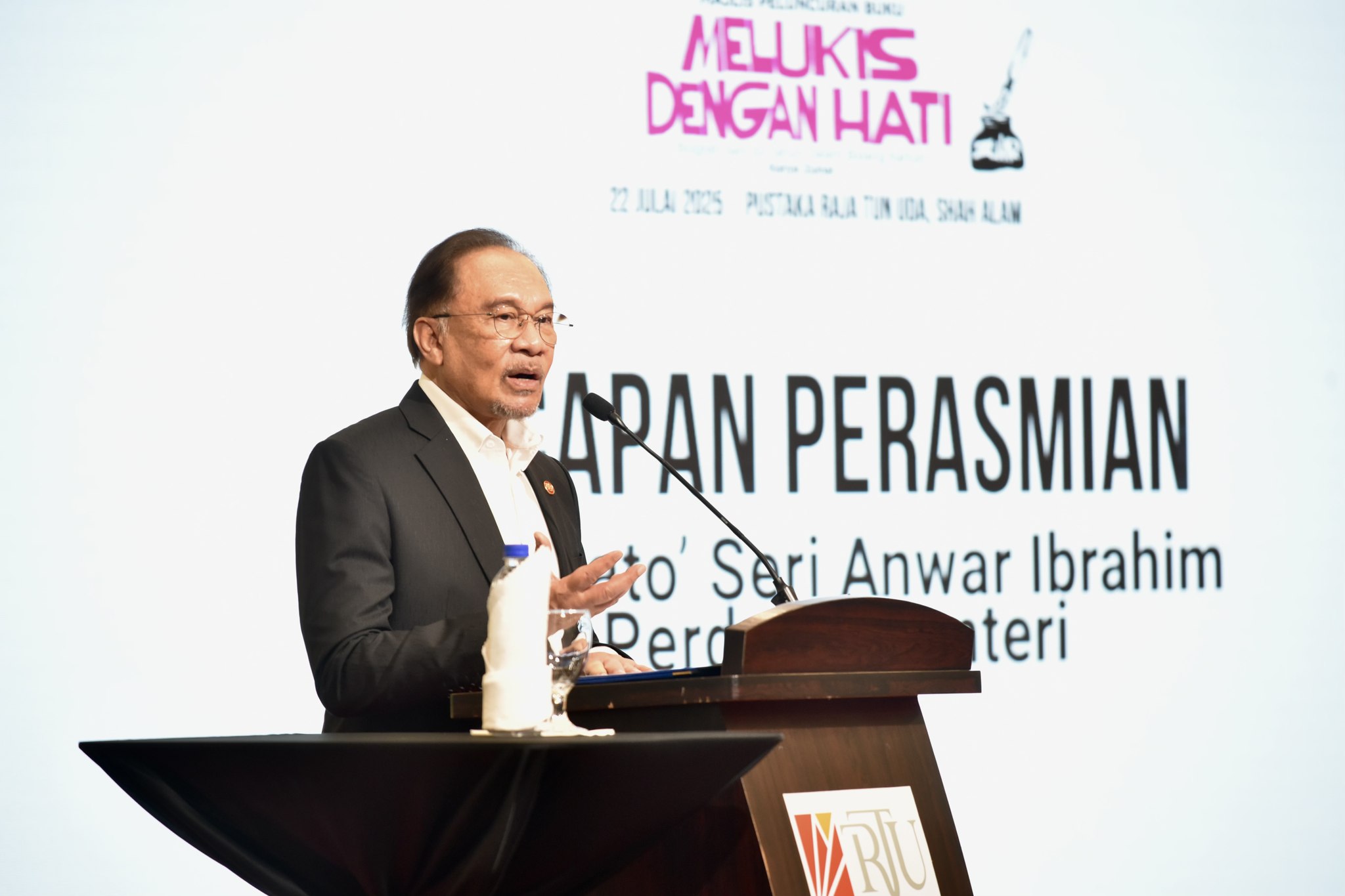 MAJLIS PELUNCURAN BUKU MELUKIS DENGAN HATI BIOGRAFI PERJALANAN SENI 50 TAHUN KARYA ZUNAR
