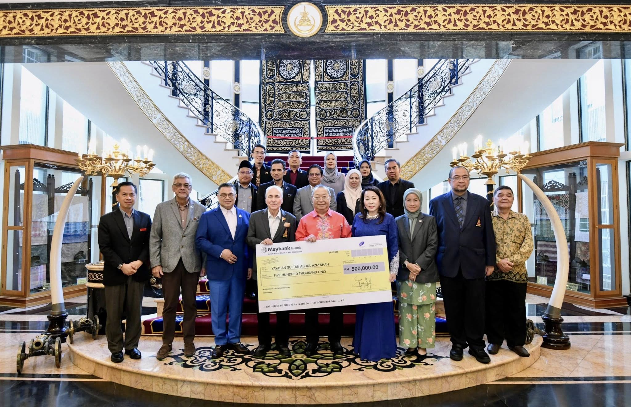 MAJLIS SERAHAN CEK SUMBANGAN KEPADA YAYASAN SULTAN ABDUL AZIZ SHAH 1