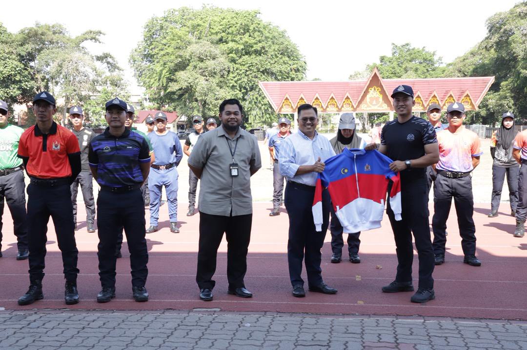 PENYERAHAN BAJU LATIHAN KEPADA KONTINJEN PERBARISAN HARI KEMERDEKAAN MBDK