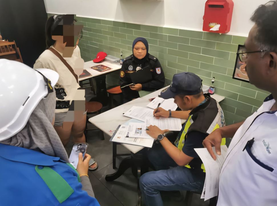 OPERASI PENGUATKUASAAN  PREMIS RESTORAN MELEPASKAN SISA MAKANAN DAN MINYAK TERPAKAI KE DALAM LURANG PEMBENTUNGAN LORONG BATU NILAM 21B, BANDAR BUKIT BUKIT TINGGI 2 1