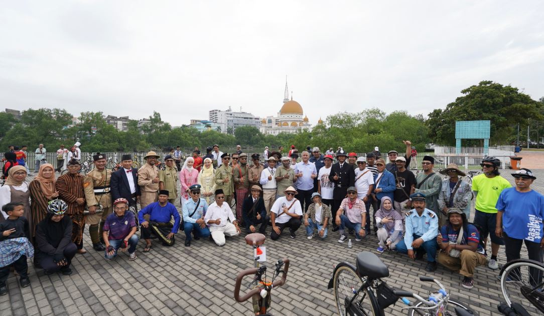 DATUK BANDAR KLANG MENYANTUNI PESERTA KAYUHAN BASIKAL DI TAMAN PENGKALAN BATU, KLANG 1