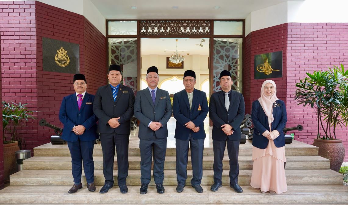 MBDK TURUT MEMPERSEMBAHKAN HADIAH PERKAHWINAN KEPADA DYTM RAJA MUDA SELANGOR SEBAGAI TANDA UCAPAN TAHNIAH DAN PENGHARGAAN 1