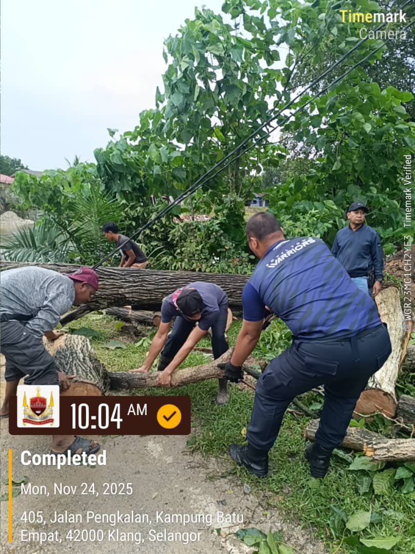 SKUAD PANTAS MBDK ADUAN POKOK TUMBANG DI SEKITAR KLANG UTARA 1