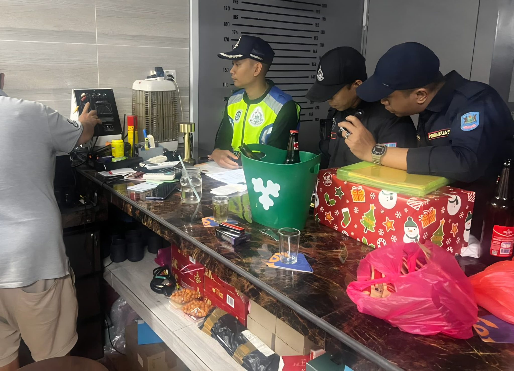 OPERASI PENGUATKUASAAN PREMIS HIBURAN BEROPERASI TANPA LESEN 2