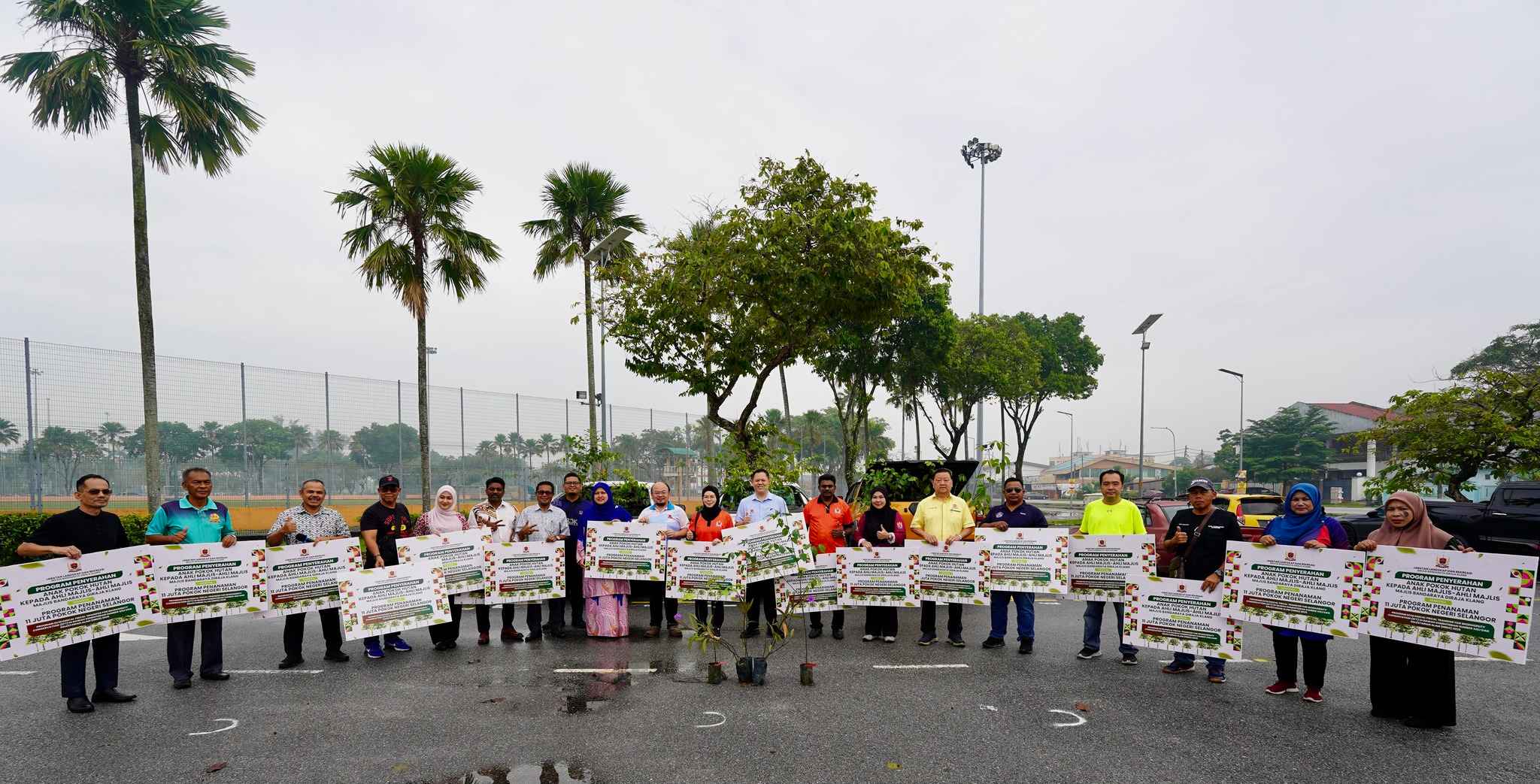 PROGRAM PENYERAHAN DAN PENANAMAN ANAK POKOK HUTAN BERTEMPAT DI KOMPLEKS SUKAN PANDAMARAN, KLANG 1