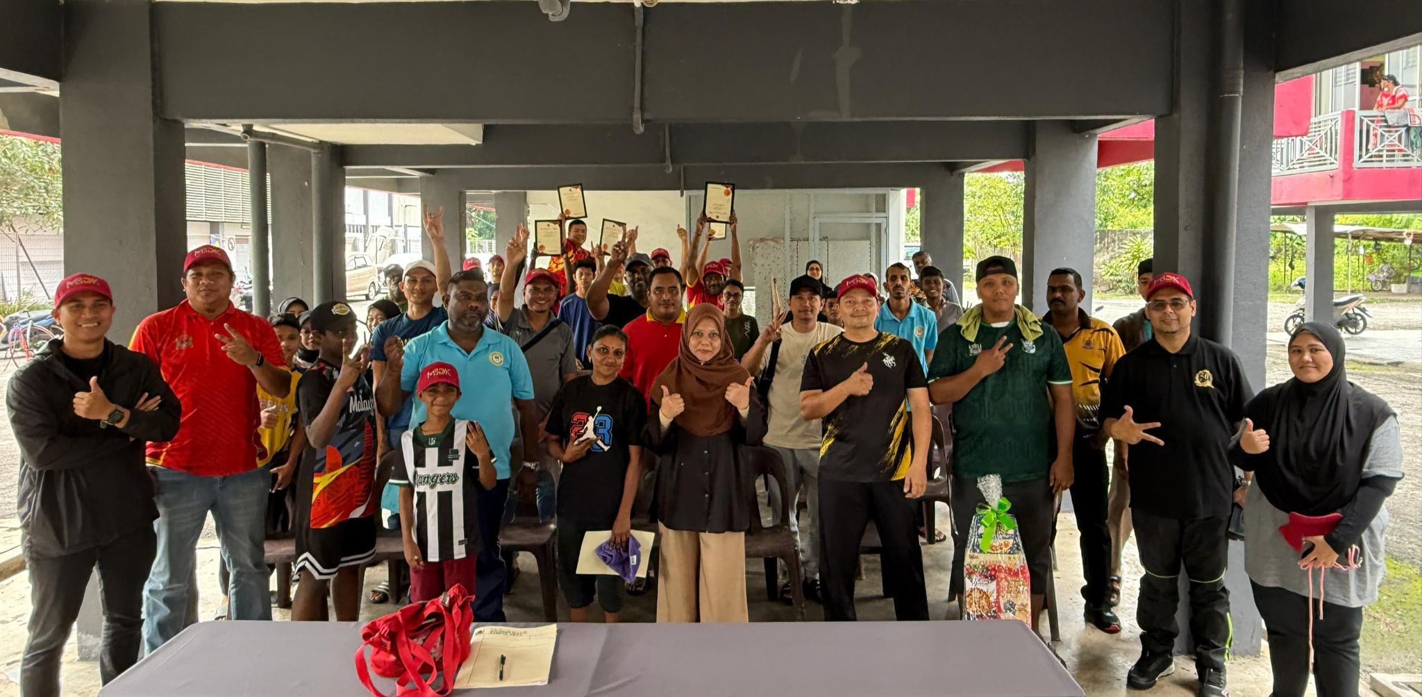 SEMANGAT KEJIRANAN DAN KEBERSIHAN DI PROGRAM GOTONG-ROYONG KUARTERS MBDK BLOK A, B DAN C 1