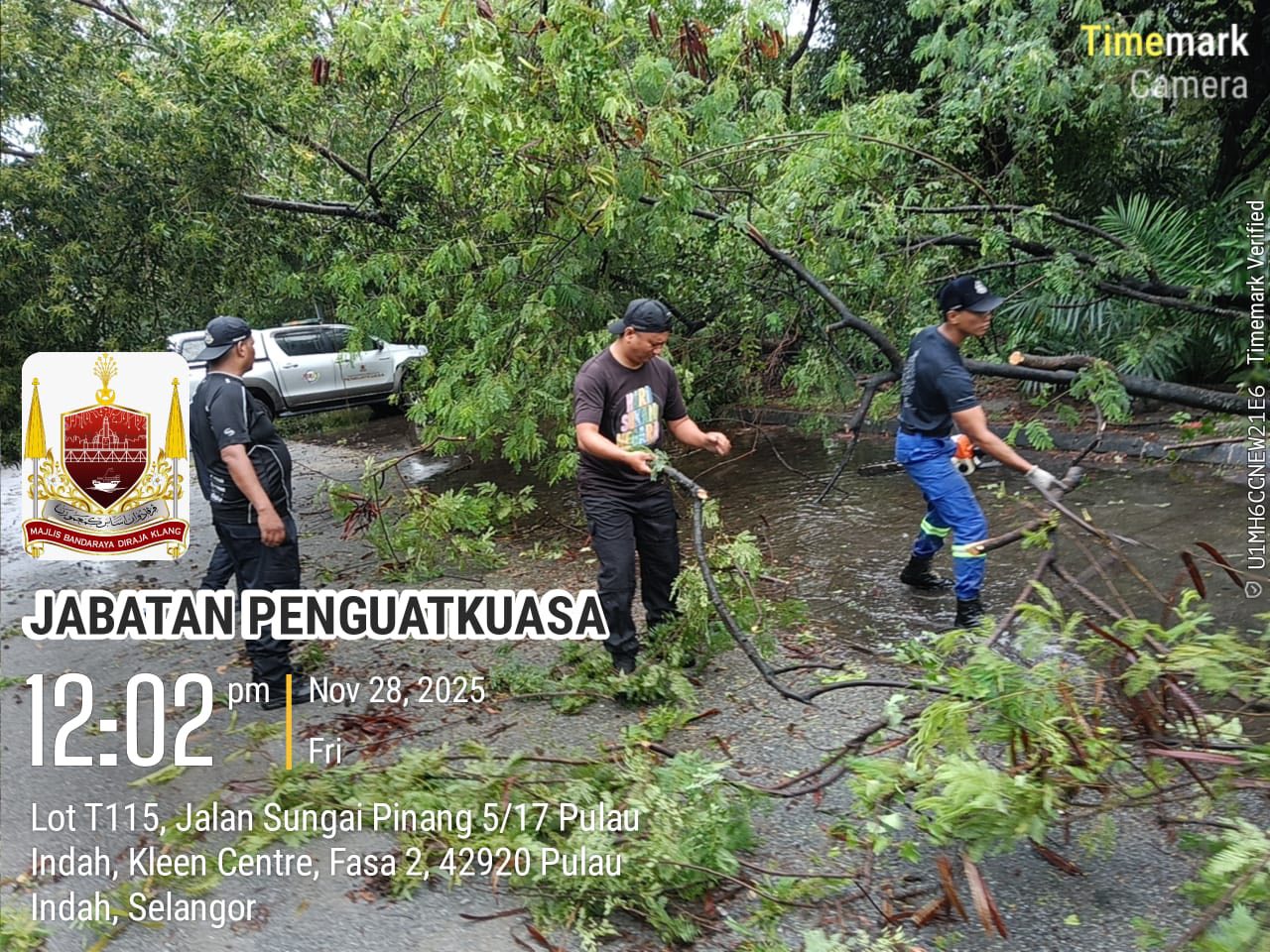 SKUAD PANTAS MBDK ADUAN POKOK TUMBANG DI SEKITAR PULAU INDAH 1