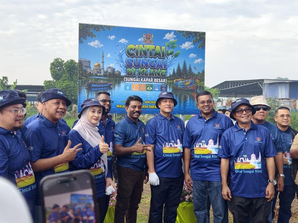 datuk bandar klang lawat kawasan sambil menyantuni peserta sahabat sungai di klang