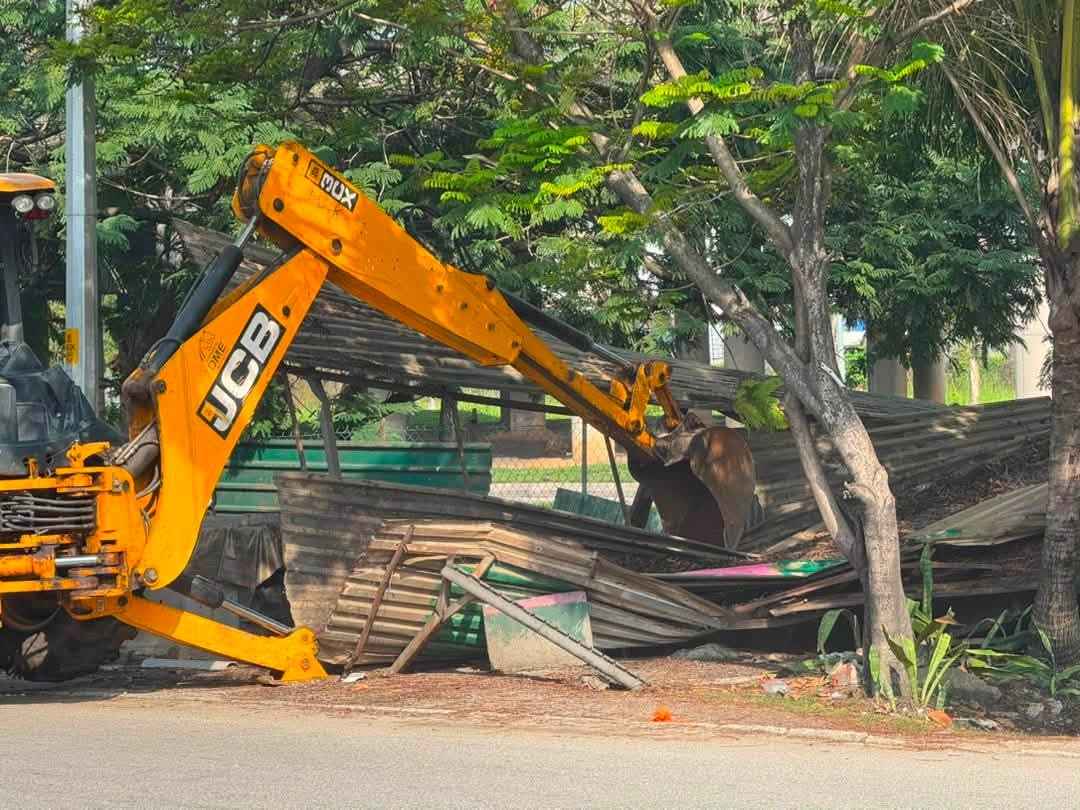 operasi perobohan struktur perniagaan tanpa kebenaran di lingkaran sultan abdul samad 2, bandar sultan suleiman