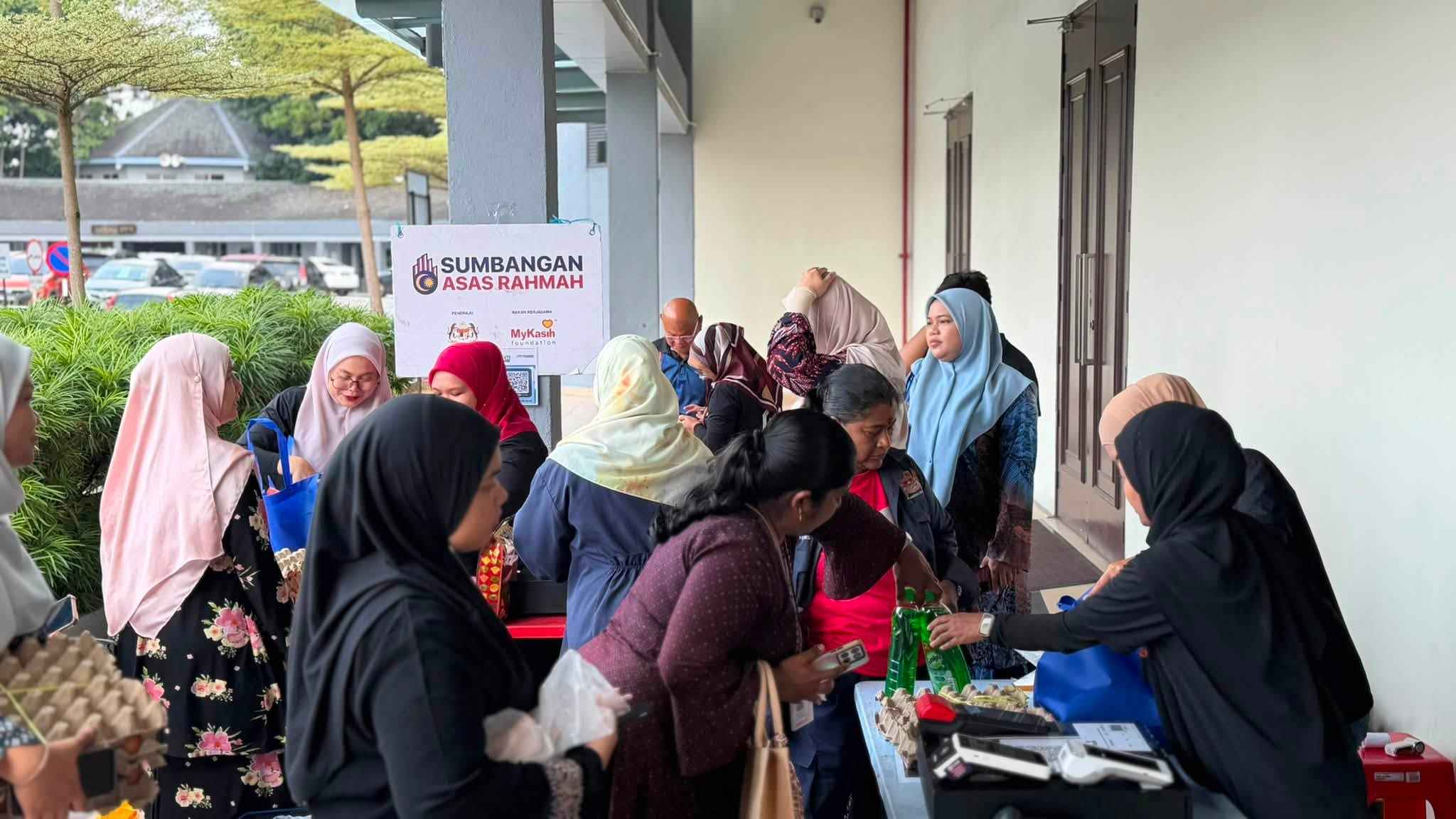 suasana sekitar jualan rahmah madani siri bergerak yang berlangsung di perkarangan tempat letak kereta, dewan hamzah, jalan perbandaran, klang