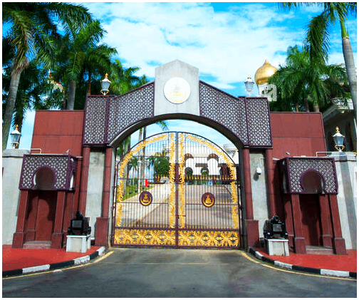 3. Pintu Utama Istana