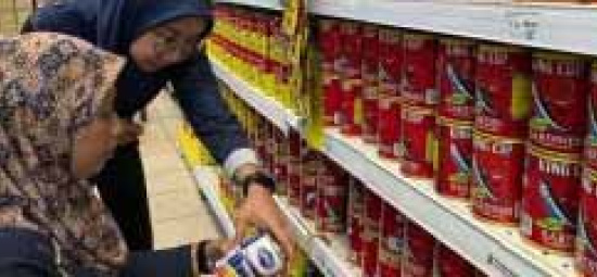 pensampelan dan ujian makanan pasar raya oleh majlis bandaraya klang memastikan keselamatan pengguna